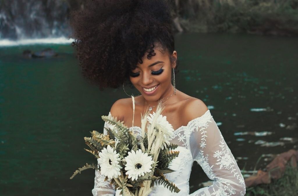 10 Elegant and Fun Natural Hairstyles For Brides